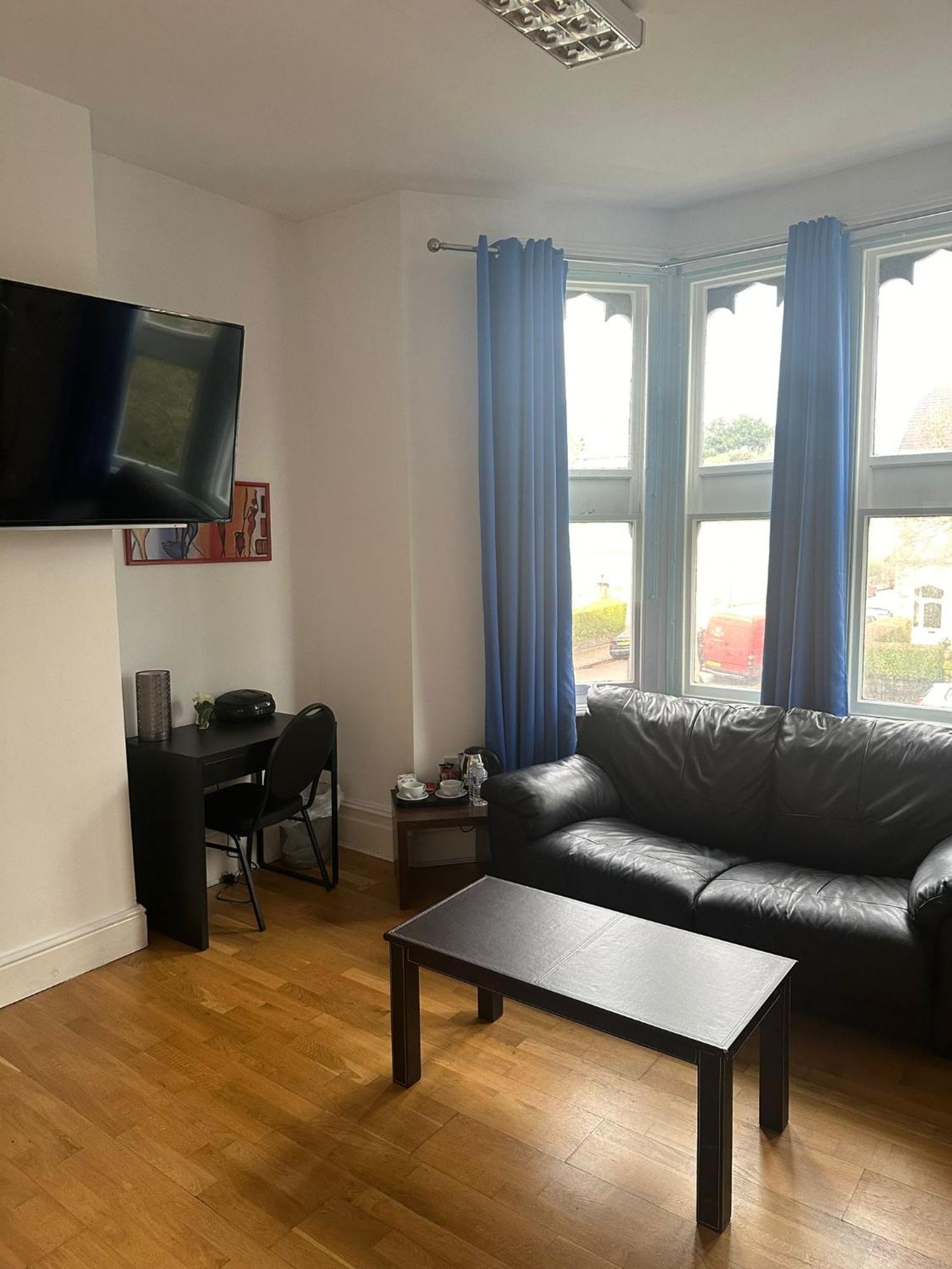3 Luxury En-suite Bedrooms *