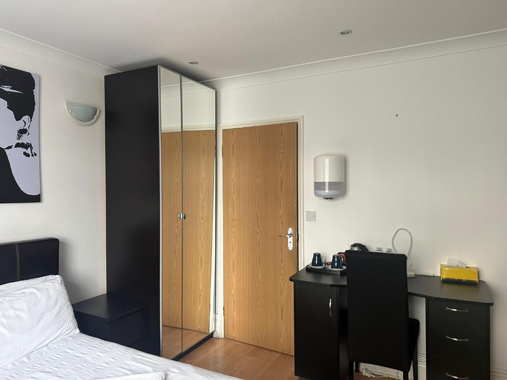 3 Luxury En-suite Bedrooms *